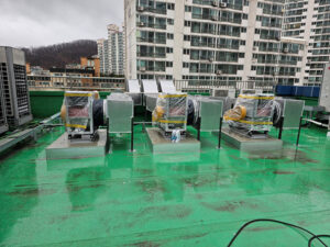 주변 아파트와 옥상 송풍기 설치 전경사진