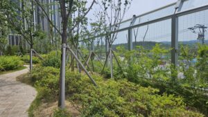 아파트 단지내 공원 주변 투명방음벽