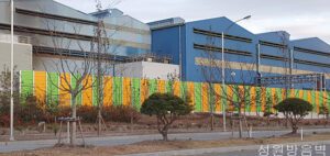 여수 현대제철 공장 외각에 설치한 공장 외각 방음벽
