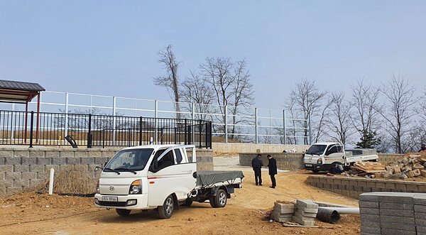 경기도 평택 전원주택단지에 설치한 투명방음벽 설치현장입니다.